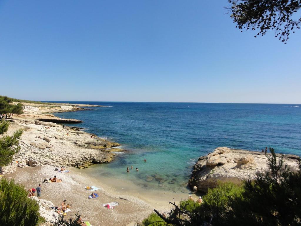 Hotel L'Hacienda Martigues Bagian luar foto